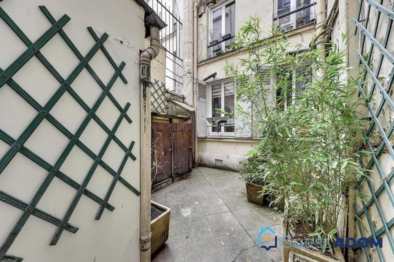 Confortable Quartier Abbesses Париж